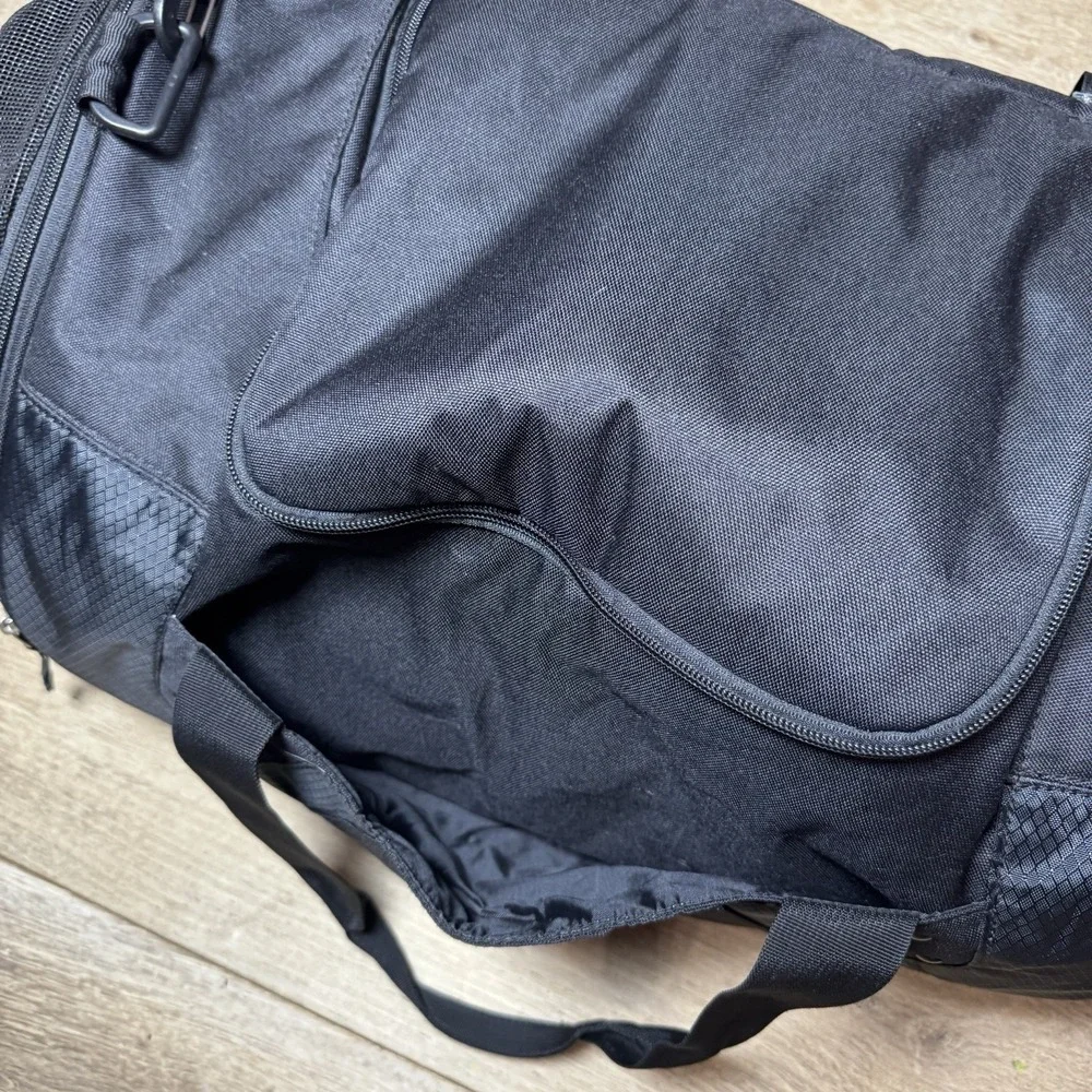 Oakley Black Duffle Bag Vintage Gym Bag in Excellent Condition Model 92345